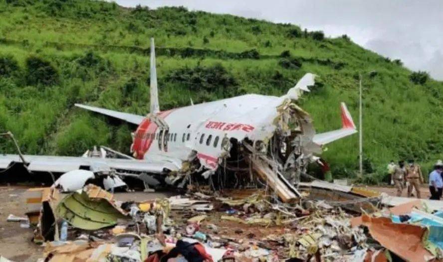 韩国济州空难失事客机撞混凝土设施前的最后四分钟，探究两个黑匣子停录之谜