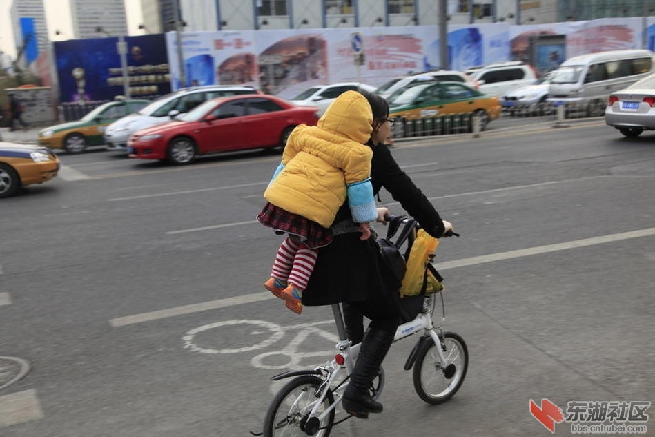 宝宝偷偷下车，家长直接骑走惊呆路人