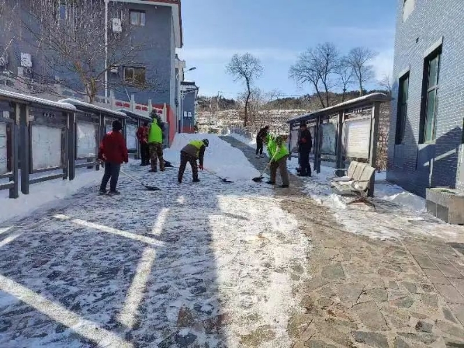 村民门口积雪半米深，一场冬日雪灾的见证