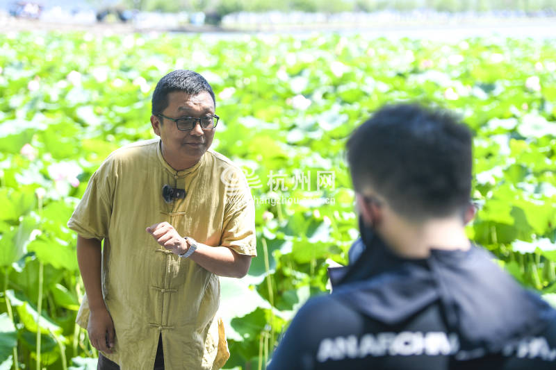 杭州导游竟是‘人才’？小黑诸鸣揭秘背后真相，看完惊出一身冷汗！