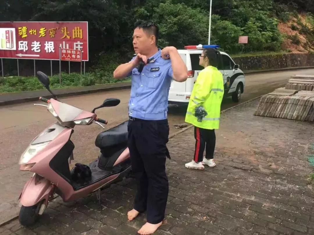 惊魂瞬间！民警踏青途中勇救落水女孩，生死10分钟感动全网