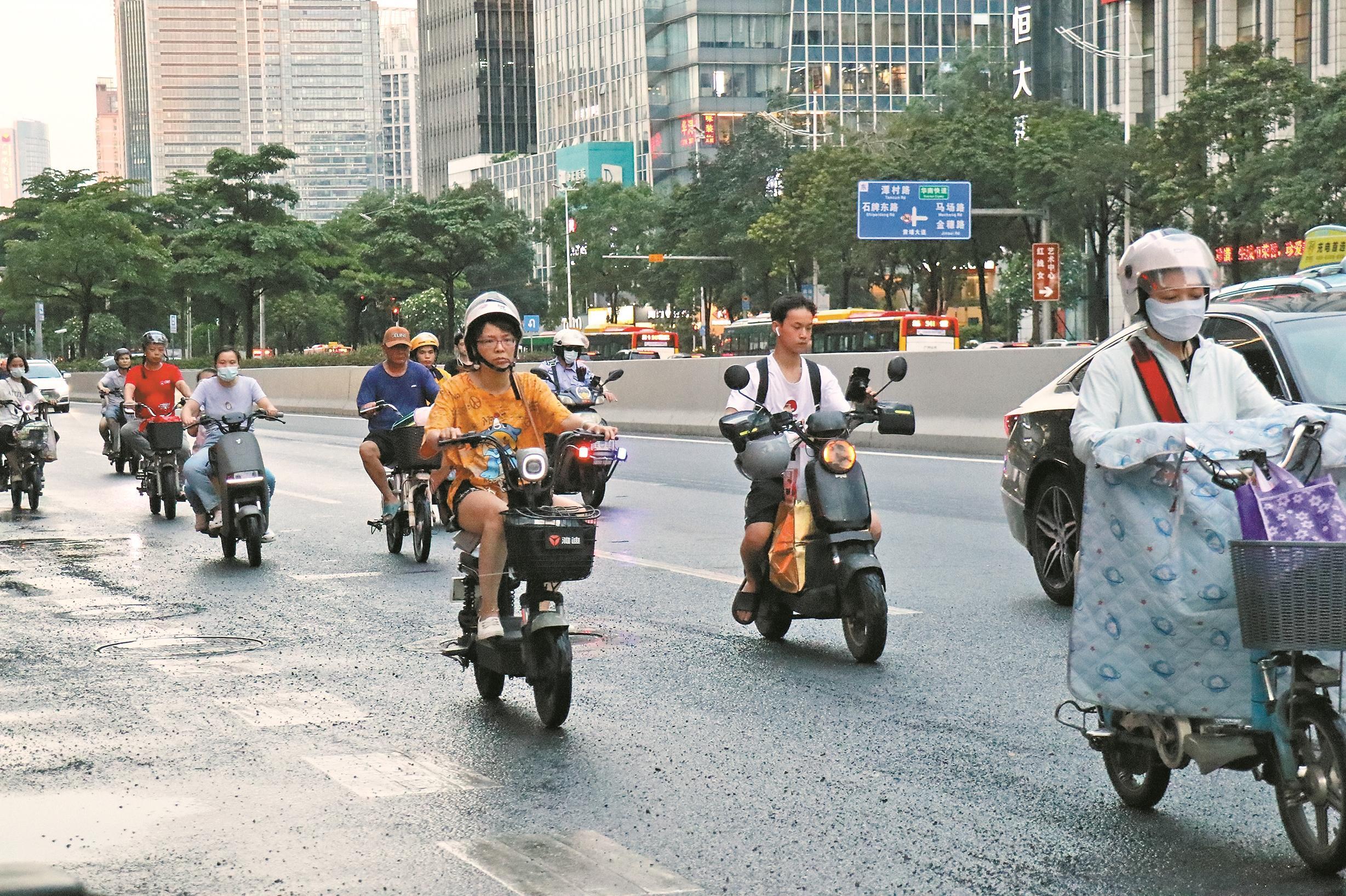 惊！人行道竟成死亡赛道？代表紧急呼吁，严禁电动车骑行，你的安全谁来守护？